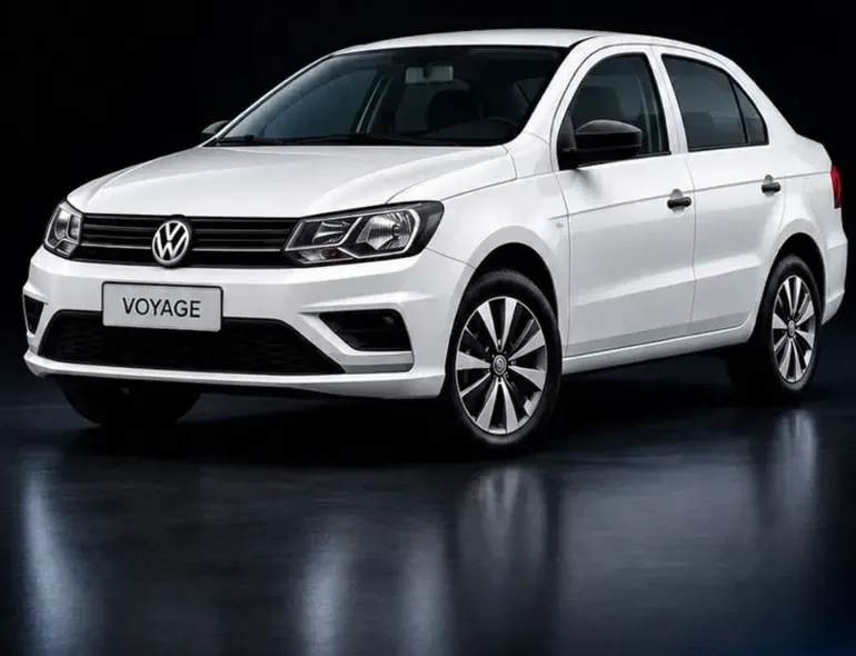 Volkswagen Voyage branco em estúdio escuro com reflexo no piso